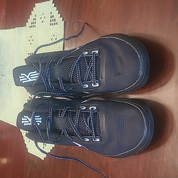 Nike Kyrie Flytrap 4.  Size 10 Men's. - Picture 2 of 13